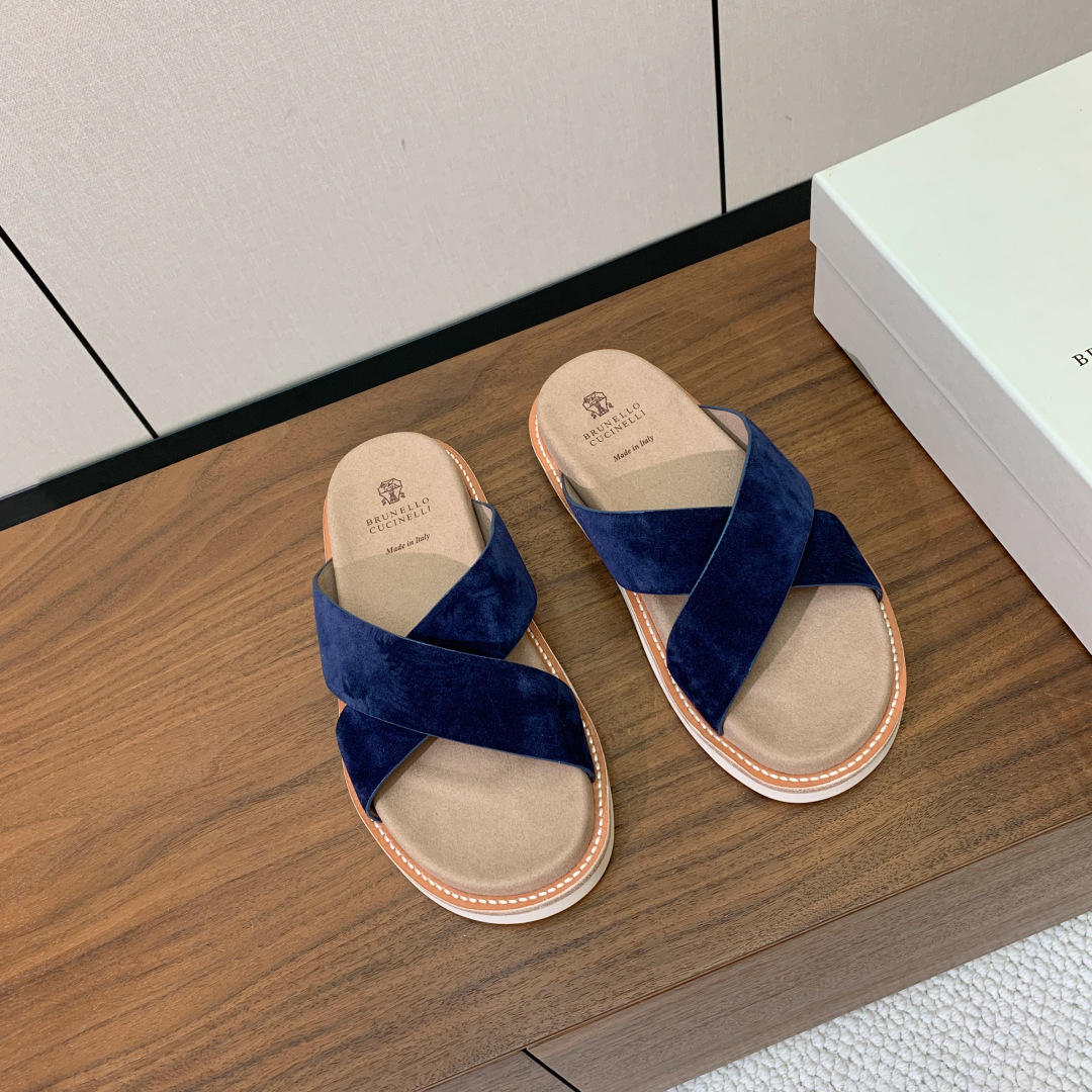 【BRUNELL* CUCINELL*】情侣款拖鞋。鞋面进口环保牛绒，定制橡胶大底。真皮沿条。码数：女：