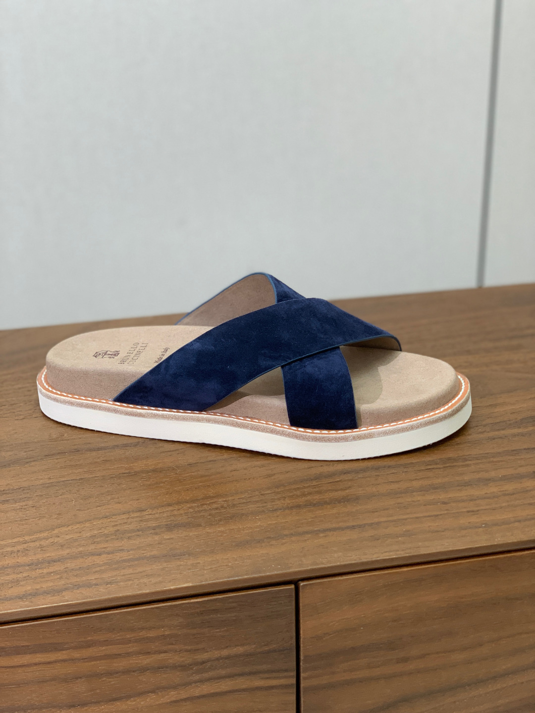 【BRUNELL* CUCINELL*】情侣款拖鞋。鞋面进口环保牛绒，定制橡胶大底。真皮沿条。码数：女：