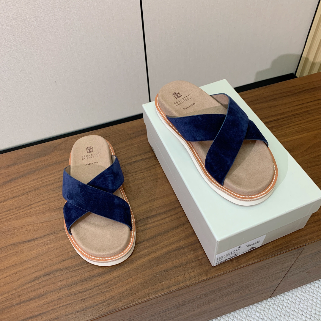 【BRUNELL* CUCINELL*】情侣款拖鞋。鞋面进口环保牛绒，定制橡胶大底。真皮沿条。码数：女：