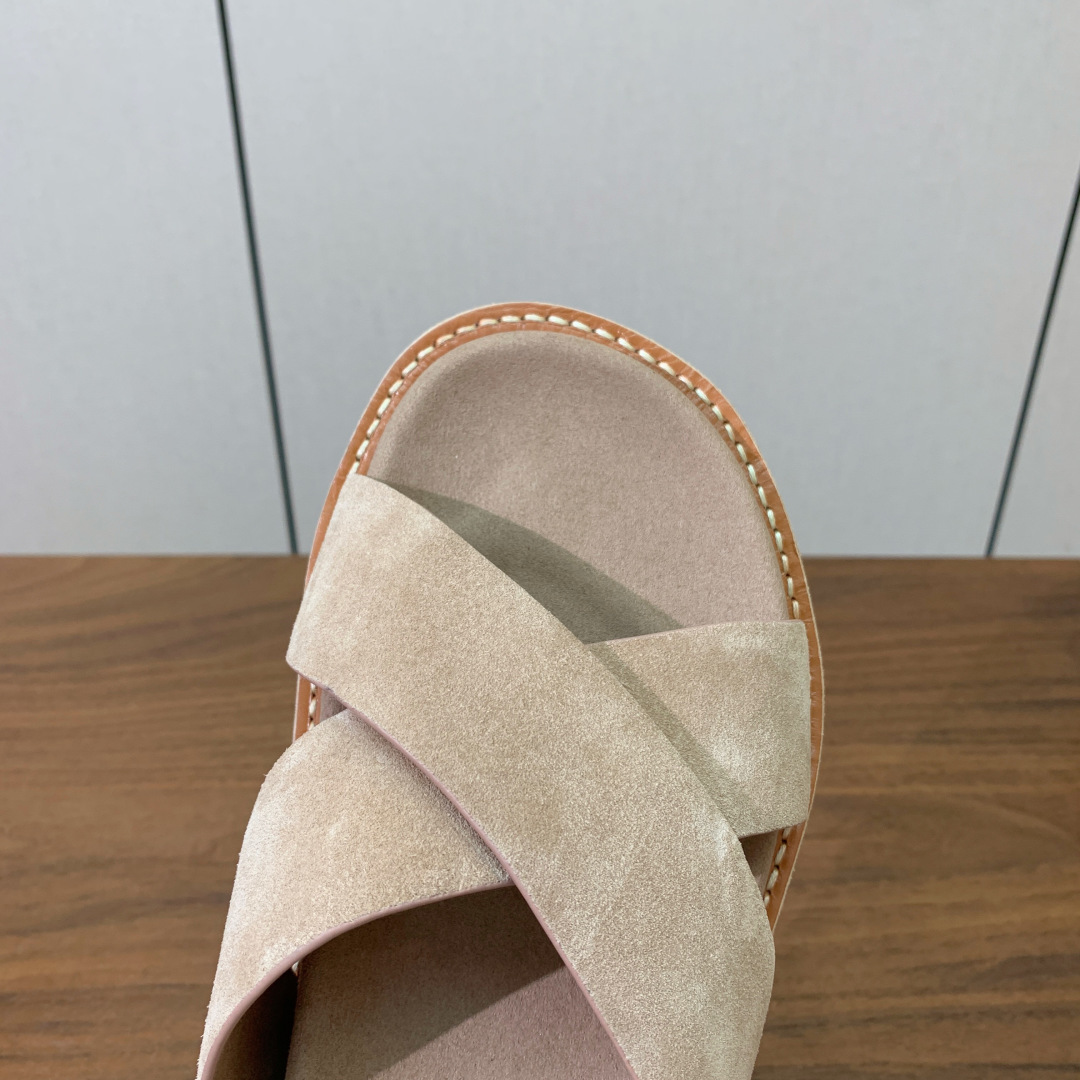 【BRUNELL* CUCINELL*】情侣款拖鞋。鞋面进口环保牛绒，定制橡胶大底。真皮沿条。码数：女：