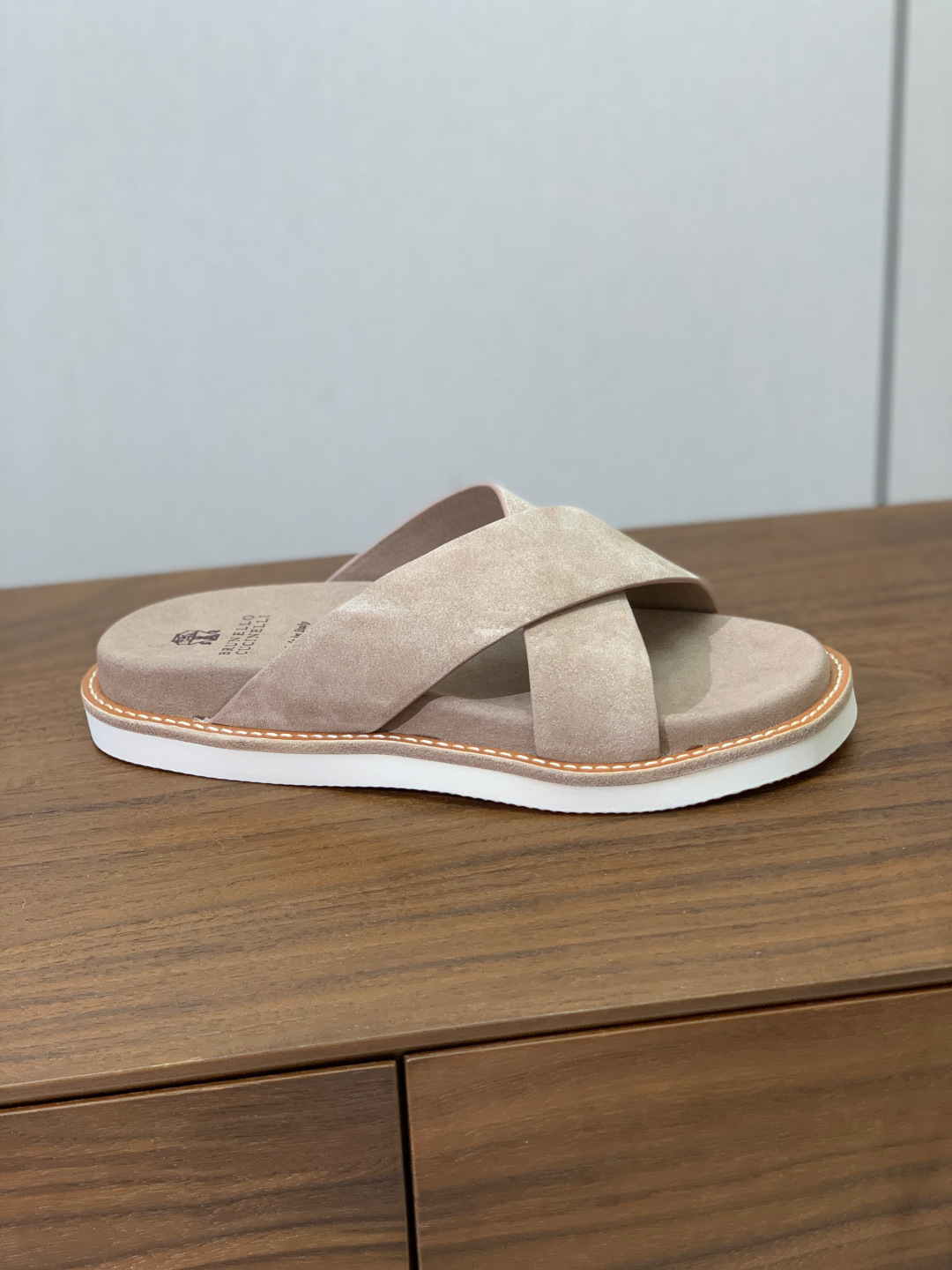 【BRUNELL* CUCINELL*】情侣款拖鞋。鞋面进口环保牛绒，定制橡胶大底。真皮沿条。码数：女：