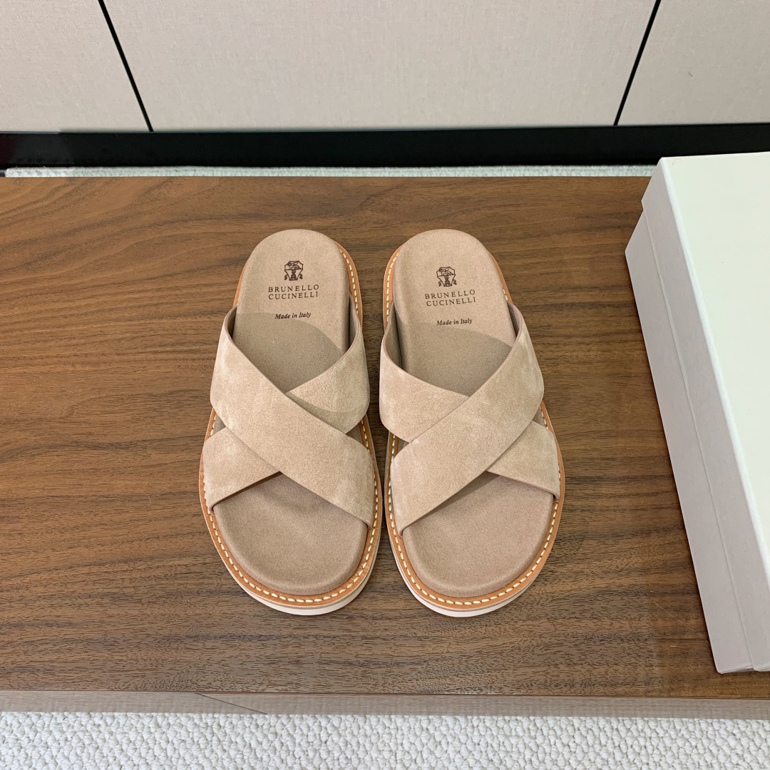 【BRUNELL* CUCINELL*】情侣款拖鞋。鞋面进口环保牛绒，定制橡胶大底。真皮沿条。码数：女：