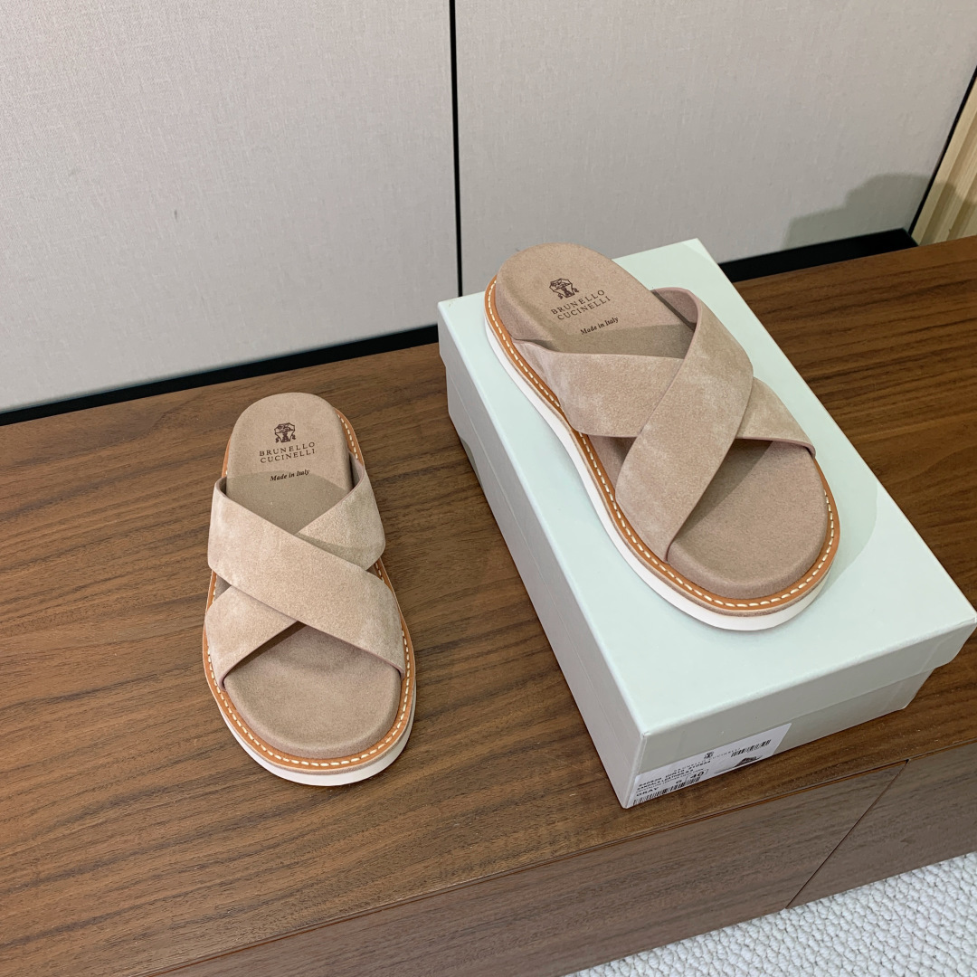 【BRUNELL* CUCINELL*】情侣款拖鞋。鞋面进口环保牛绒，定制橡胶大底。真皮沿条。码数：女：