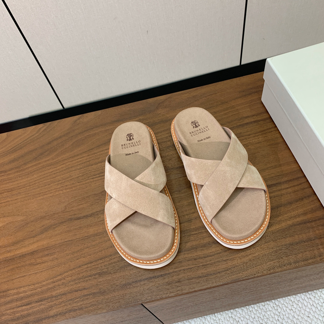 【BRUNELL* CUCINELL*】情侣款拖鞋。鞋面进口环保牛绒，定制橡胶大底。真皮沿条。码数：女：