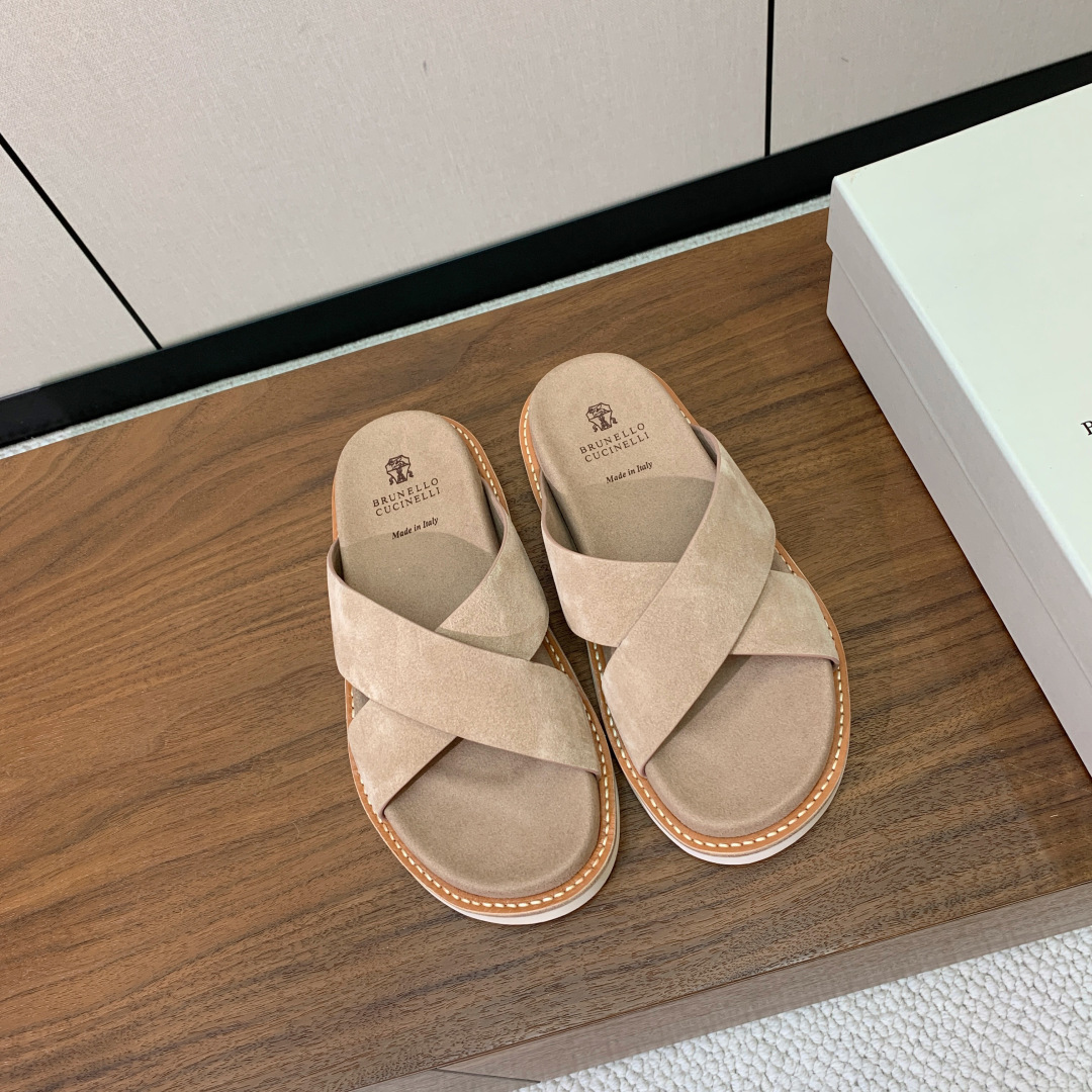 【BRUNELL* CUCINELL*】情侣款拖鞋。鞋面进口环保牛绒，定制橡胶大底。真皮沿条。码数：女：