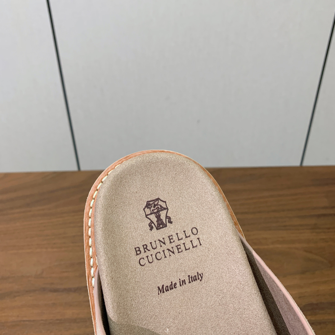 【BRUNELL* CUCINELL*】情侣款拖鞋。鞋面进口环保牛绒，定制橡胶大底。真皮沿条。码数：女：