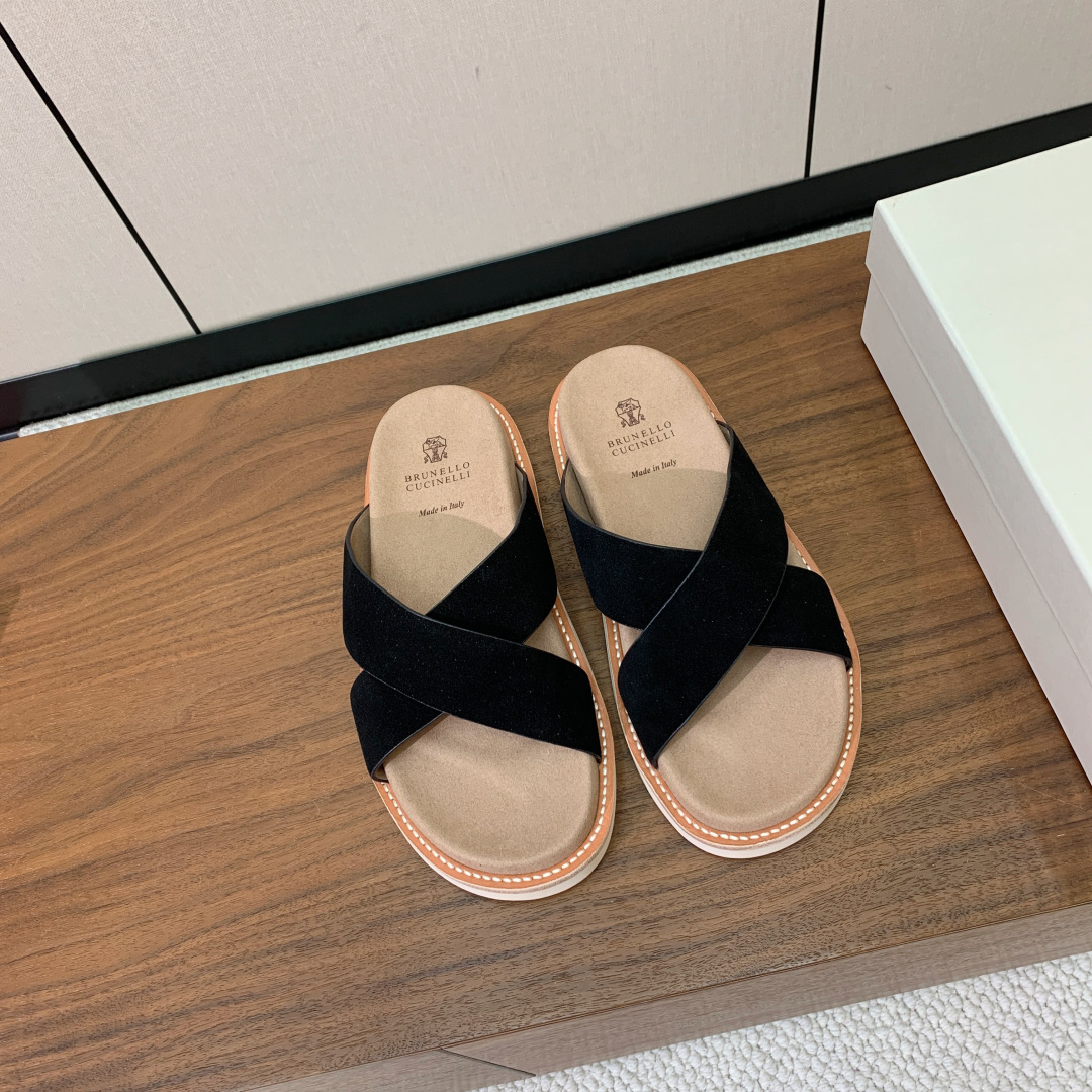 【BRUNELL* CUCINELL*】情侣款拖鞋。鞋面进口环保牛绒，定制橡胶大底。真皮沿条。码数：女：