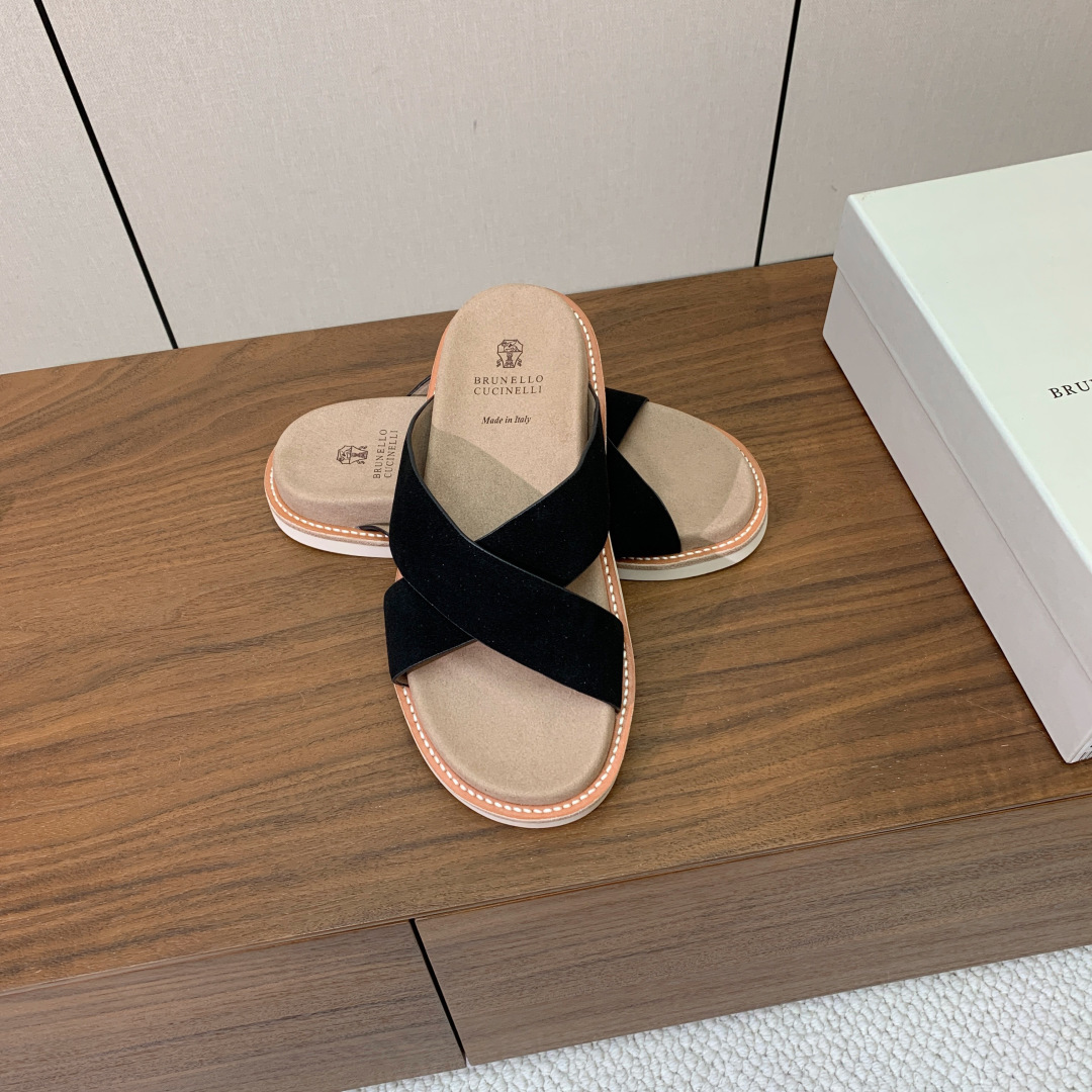 【BRUNELL* CUCINELL*】情侣款拖鞋。鞋面进口环保牛绒，定制橡胶大底。真皮沿条。码数：女：