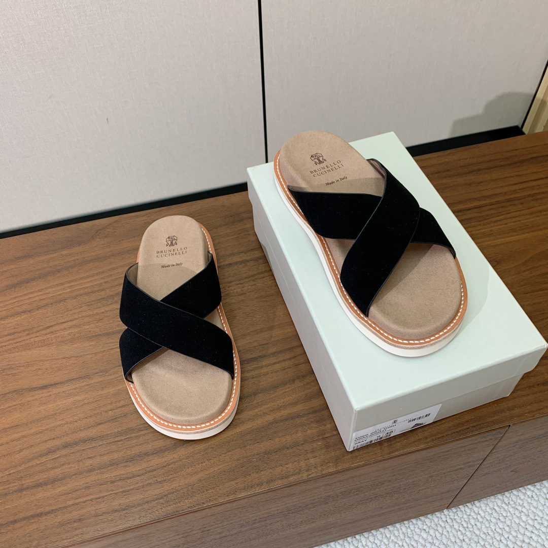 【BRUNELL* CUCINELL*】情侣款拖鞋。鞋面进口环保牛绒，定制橡胶大底。真皮沿条。码数：女：