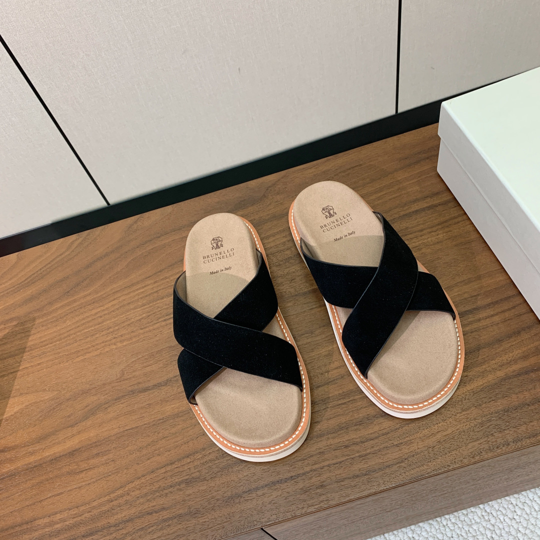 【BRUNELL* CUCINELL*】情侣款拖鞋。鞋面进口环保牛绒，定制橡胶大底。真皮沿条。码数：女：