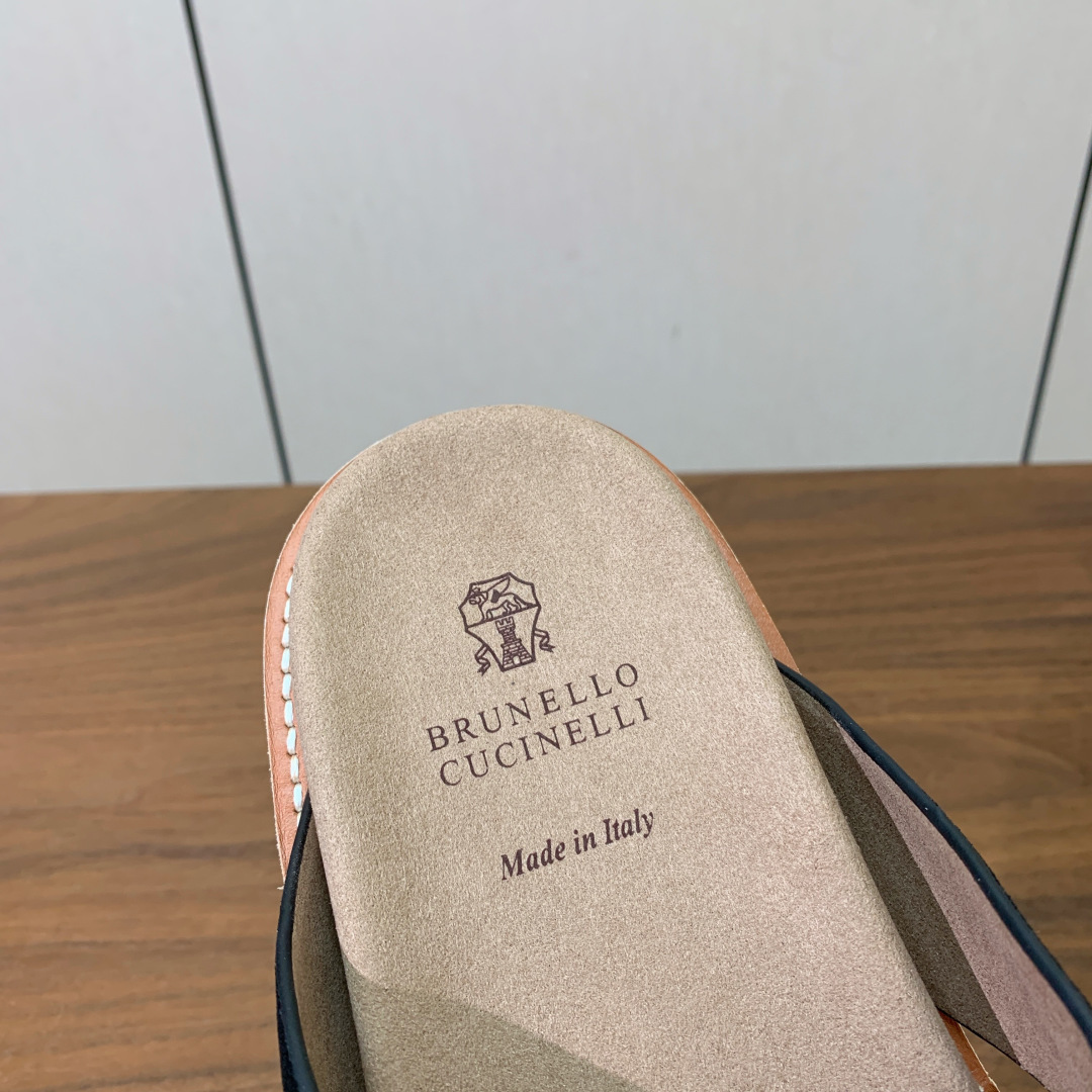 【BRUNELL* CUCINELL*】情侣款拖鞋。鞋面进口环保牛绒，定制橡胶大底。真皮沿条。码数：女：