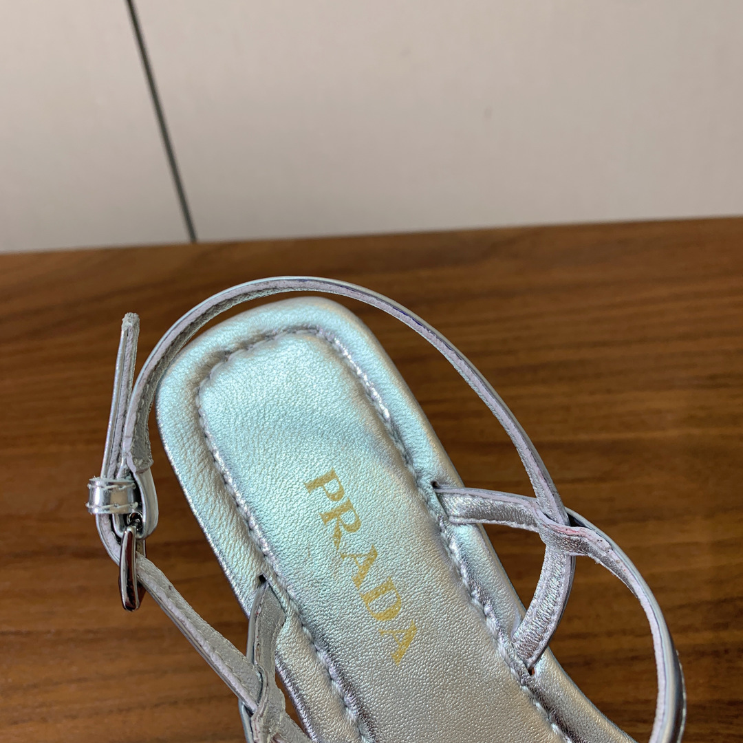 【Pr*da】夹脚凉鞋。鞋面漆皮，羊皮垫脚。注塑真皮大底。码数：35-41（40、41定做不退换）