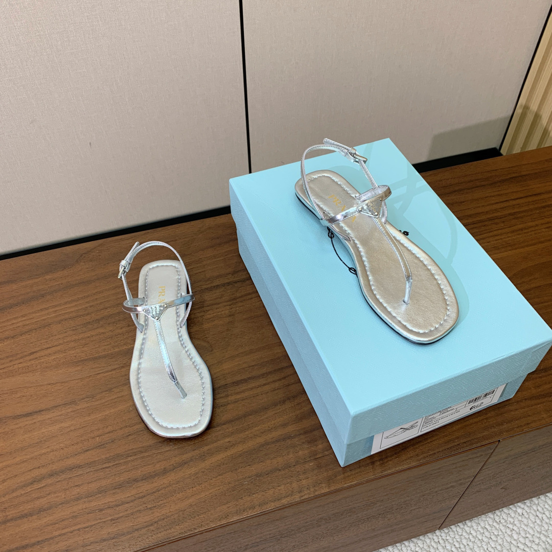 【Pr*da】夹脚凉鞋。鞋面漆皮，羊皮垫脚。注塑真皮大底。码数：35-41（40、41定做不退换）