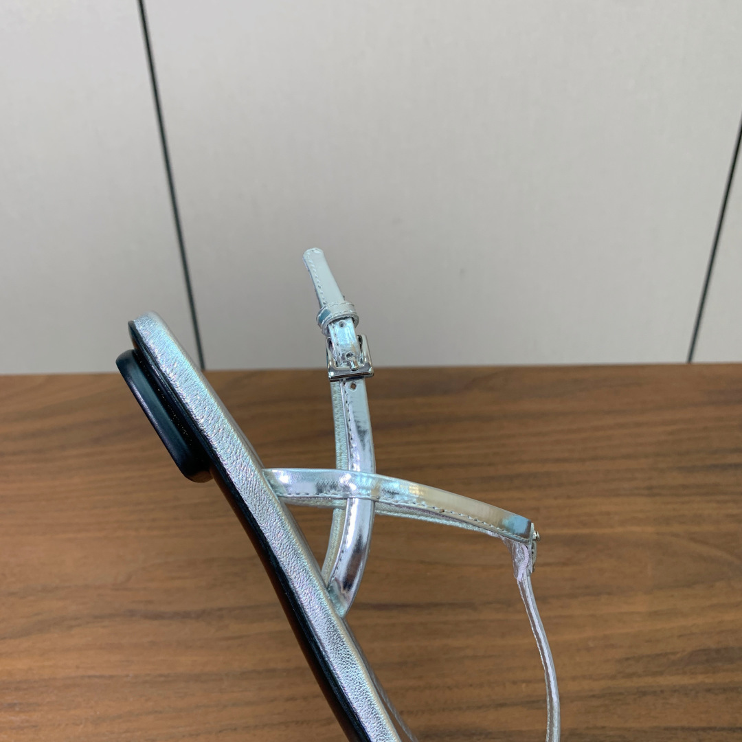 【Pr*da】夹脚凉鞋。鞋面漆皮，羊皮垫脚。注塑真皮大底。码数：35-41（40、41定做不退换）