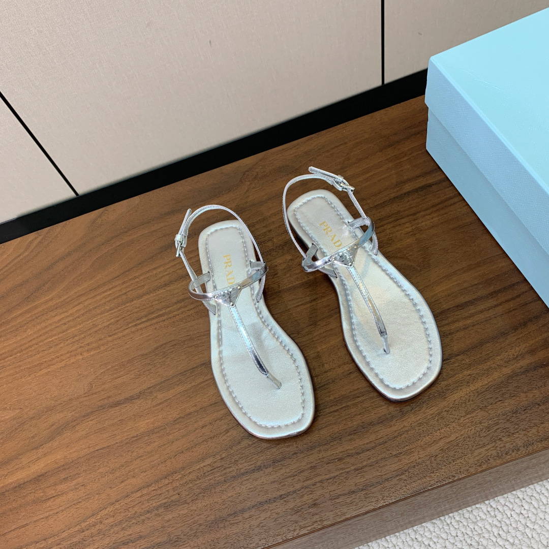 【Pr*da】夹脚凉鞋。鞋面漆皮，羊皮垫脚。注塑真皮大底。码数：35-41（40、41定做不退换）