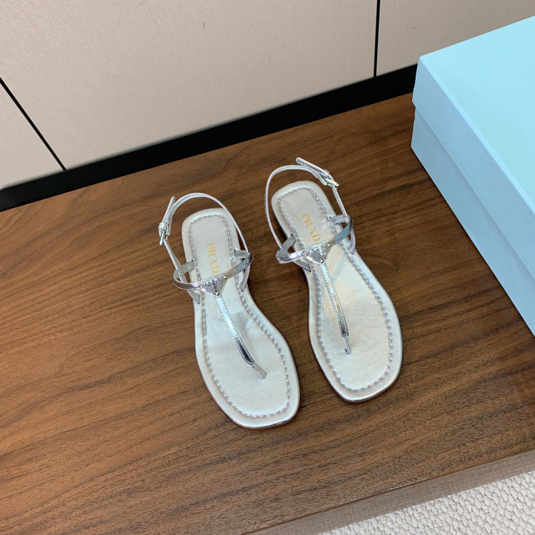 【Pr*da】夹脚凉鞋。鞋面漆皮，羊皮垫脚。注塑真皮大底。码数：35-41（40、41定做不退换）