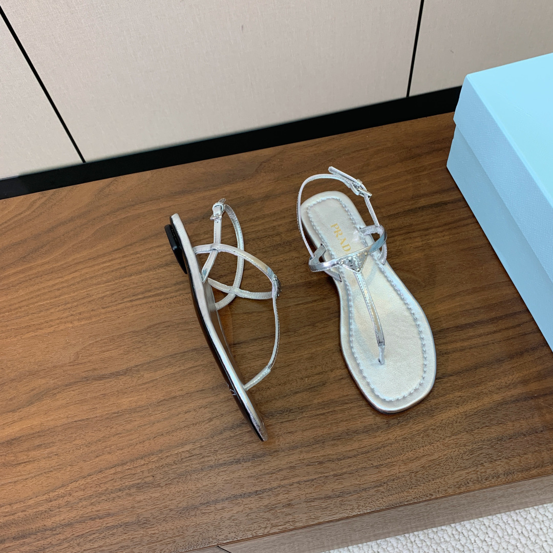 【Pr*da】夹脚凉鞋。鞋面漆皮，羊皮垫脚。注塑真皮大底。码数：35-41（40、41定做不退换）