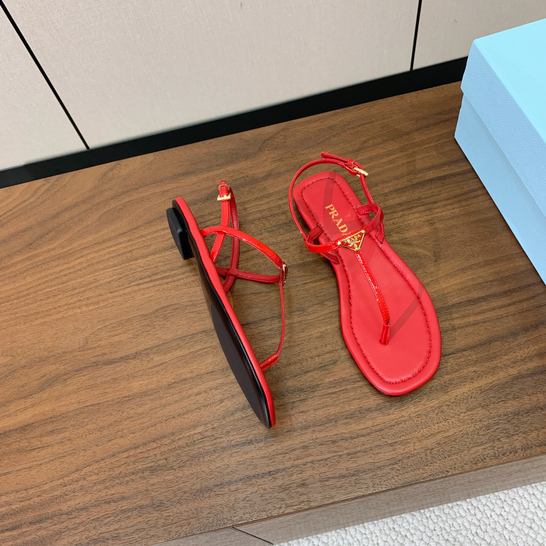 【Pr*da】夹脚凉鞋。鞋面漆皮，羊皮垫脚。注塑真皮大底。码数：35-41（40、41定做不退换）