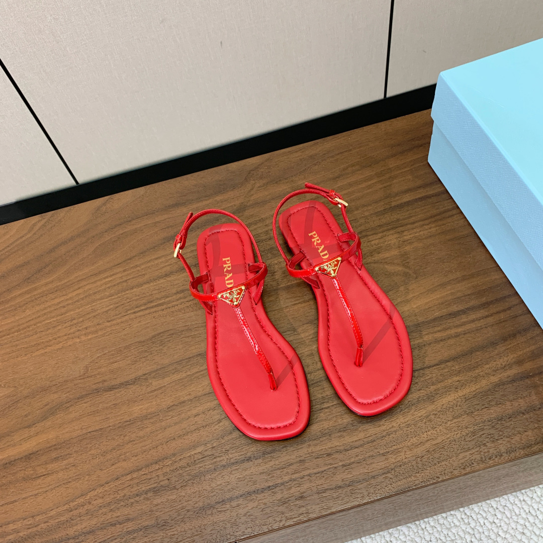 【Pr*da】夹脚凉鞋。鞋面漆皮，羊皮垫脚。注塑真皮大底。码数：35-41（40、41定做不退换）