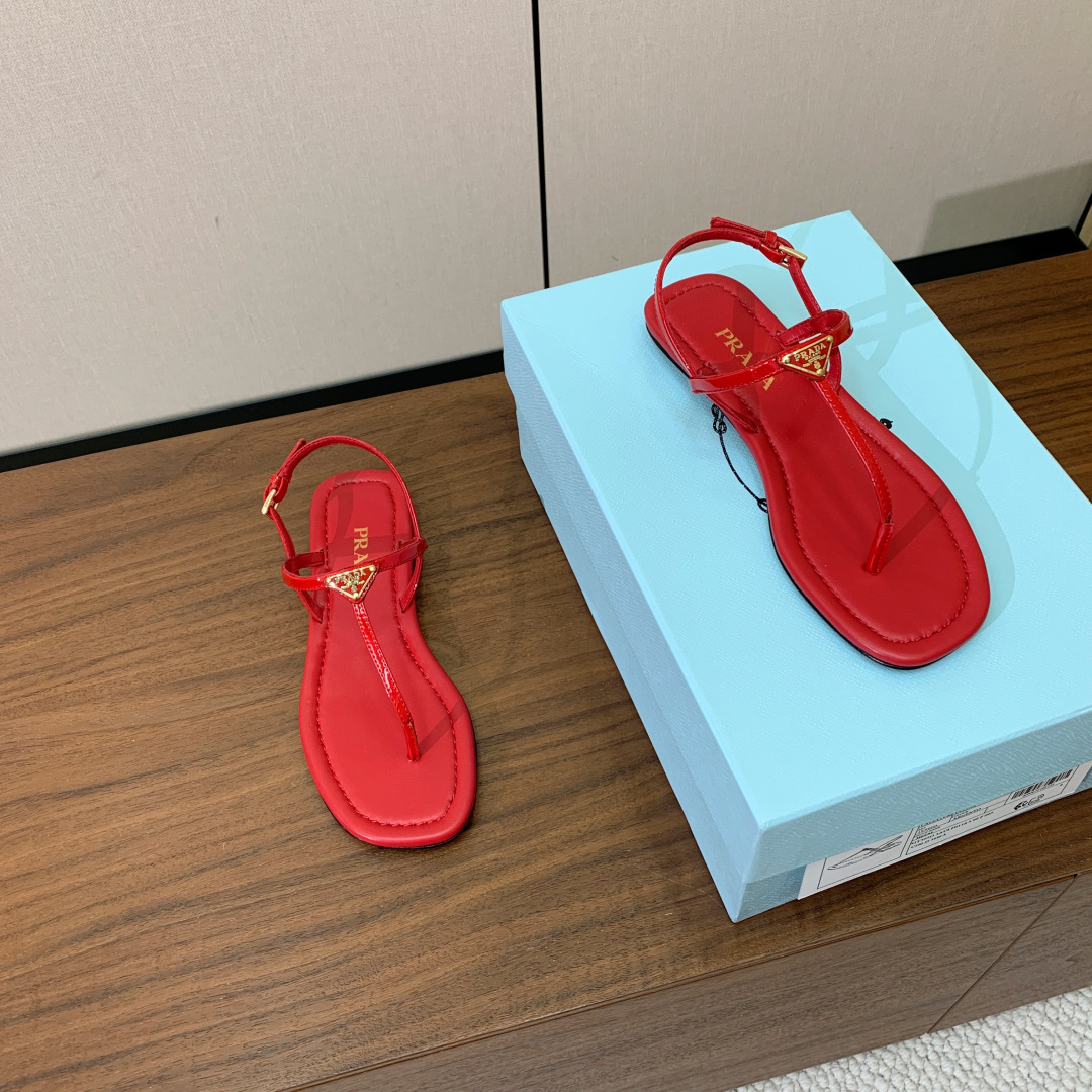 【Pr*da】夹脚凉鞋。鞋面漆皮，羊皮垫脚。注塑真皮大底。码数：35-41（40、41定做不退换）