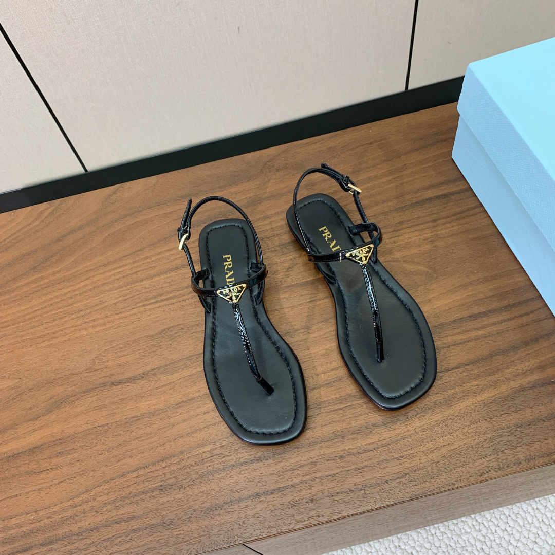 【Pr*da】夹脚凉鞋。鞋面漆皮，羊皮垫脚。注塑真皮大底。码数：35-41（40、41定做不退换）