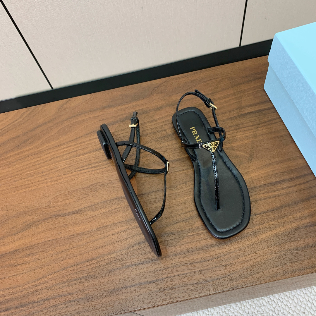 【Pr*da】夹脚凉鞋。鞋面漆皮，羊皮垫脚。注塑真皮大底。码数：35-41（40、41定做不退换）