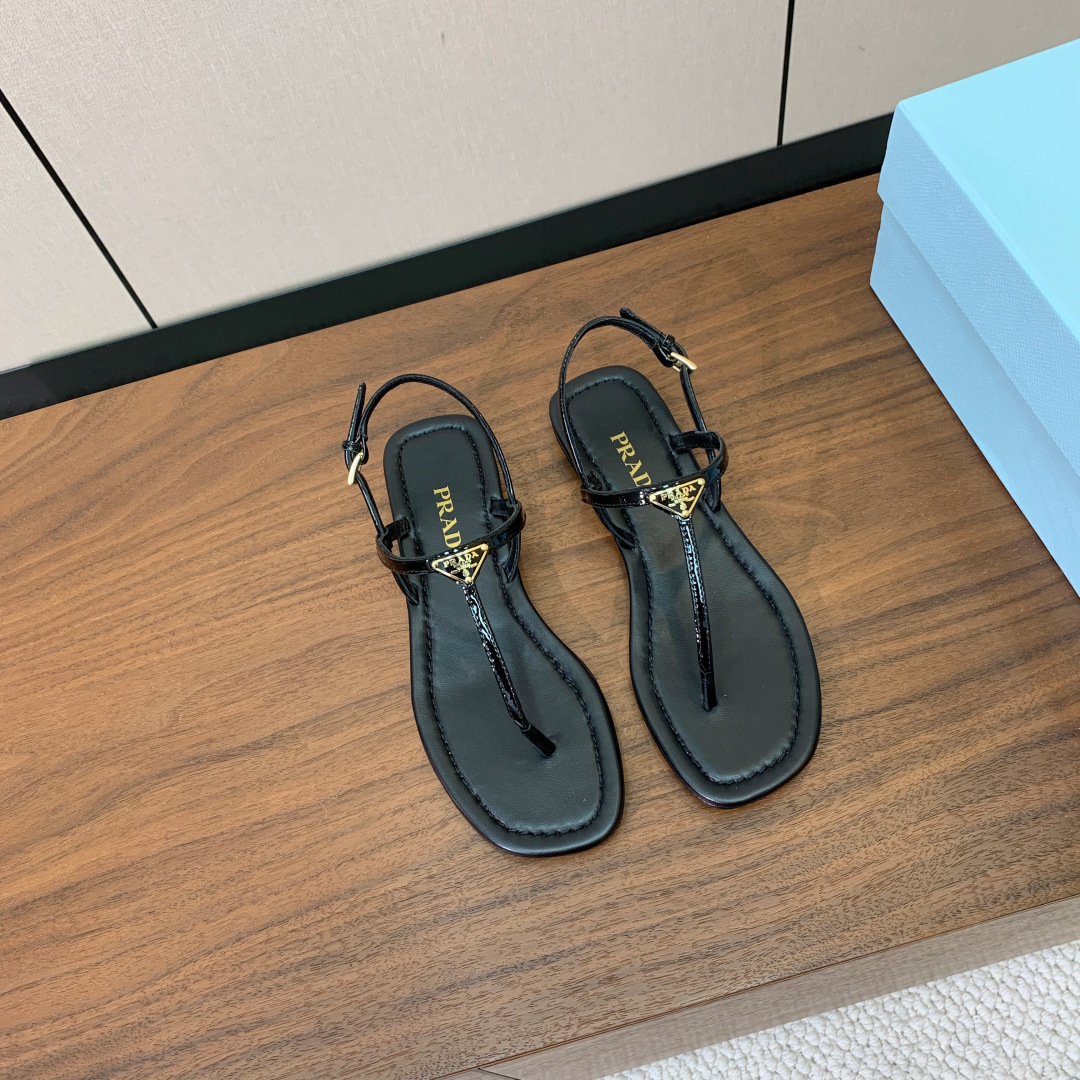 【Pr*da】夹脚凉鞋。鞋面漆皮，羊皮垫脚。注塑真皮大底。码数：35-41（40、41定做不退换）