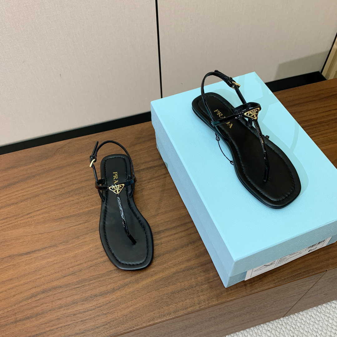 【Pr*da】夹脚凉鞋。鞋面漆皮，羊皮垫脚。注塑真皮大底。码数：35-41（40、41定做不退换）