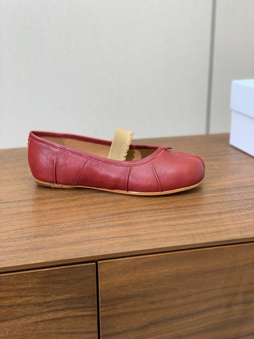 【Maison Margie*a】玛吉拉分趾单鞋。复古韵味，显瘦百搭。鞋面原版植柔羊皮、爆裂皮。羊皮内里