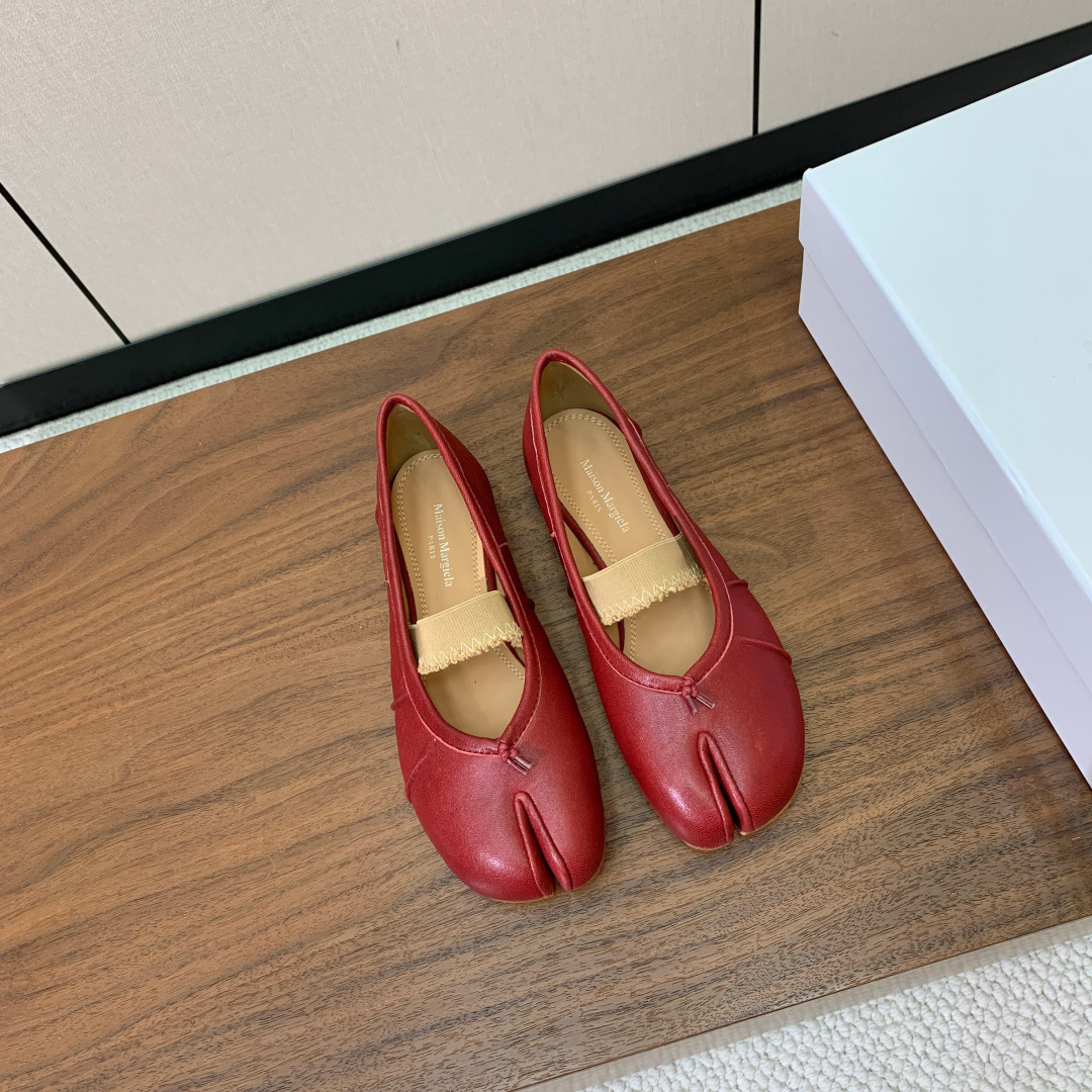 【Maison Margie*a】玛吉拉分趾单鞋。复古韵味，显瘦百搭。鞋面原版植柔羊皮、爆裂皮。羊皮内里