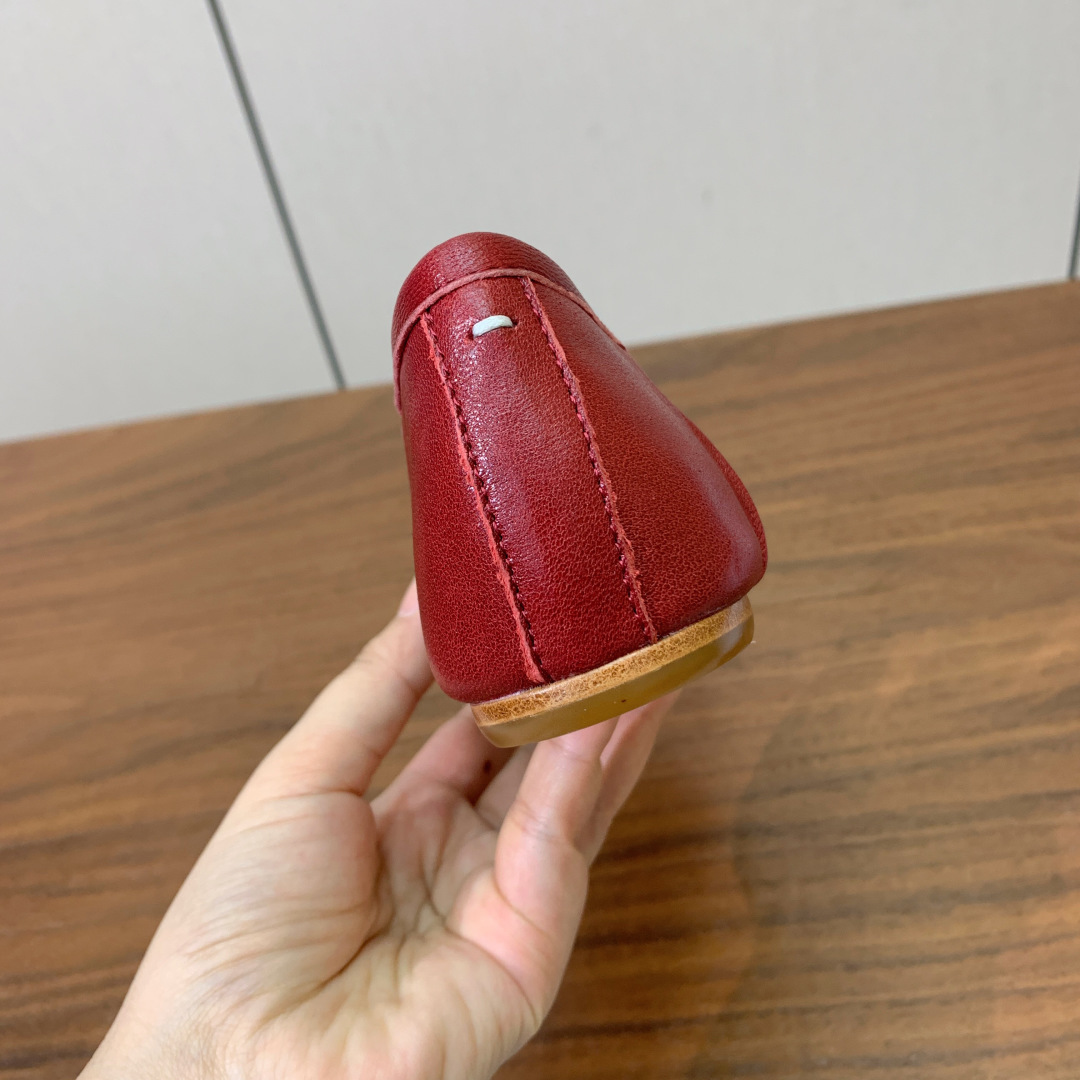 【Maison Margie*a】玛吉拉分趾单鞋。复古韵味，显瘦百搭。鞋面原版植柔羊皮、爆裂皮。羊皮内里
