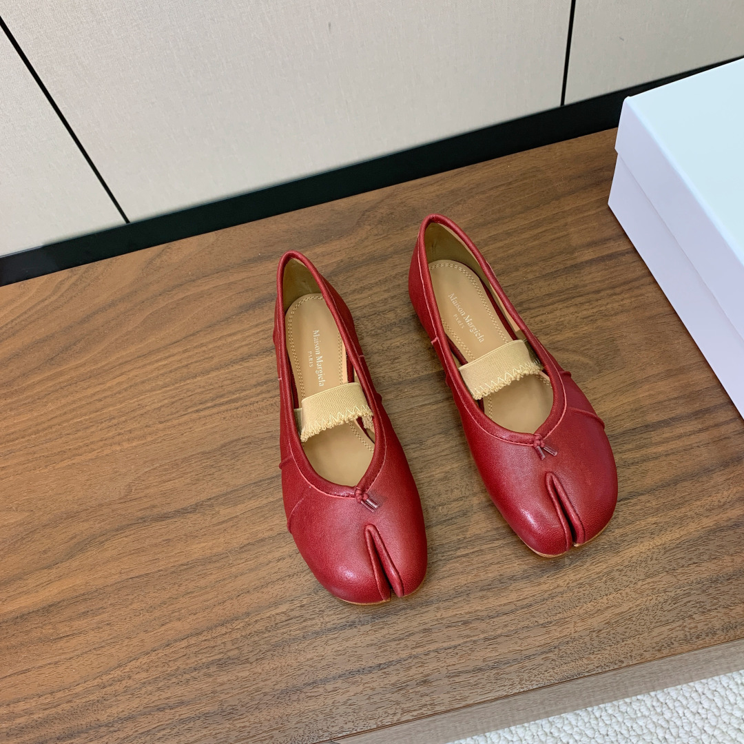 【Maison Margie*a】玛吉拉分趾单鞋。复古韵味，显瘦百搭。鞋面原版植柔羊皮、爆裂皮。羊皮内里