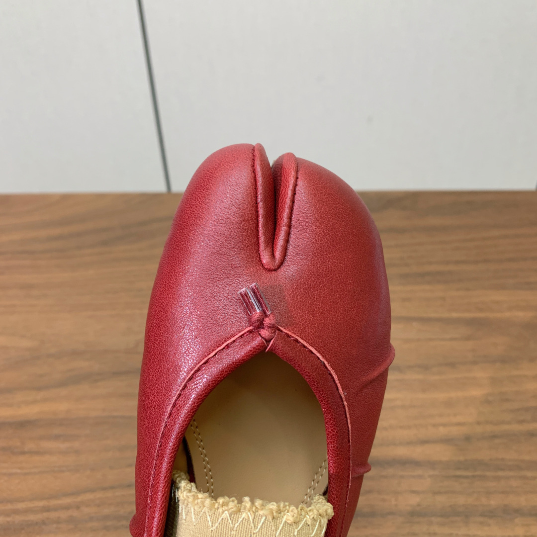 【Maison Margie*a】玛吉拉分趾单鞋。复古韵味，显瘦百搭。鞋面原版植柔羊皮、爆裂皮。羊皮内里