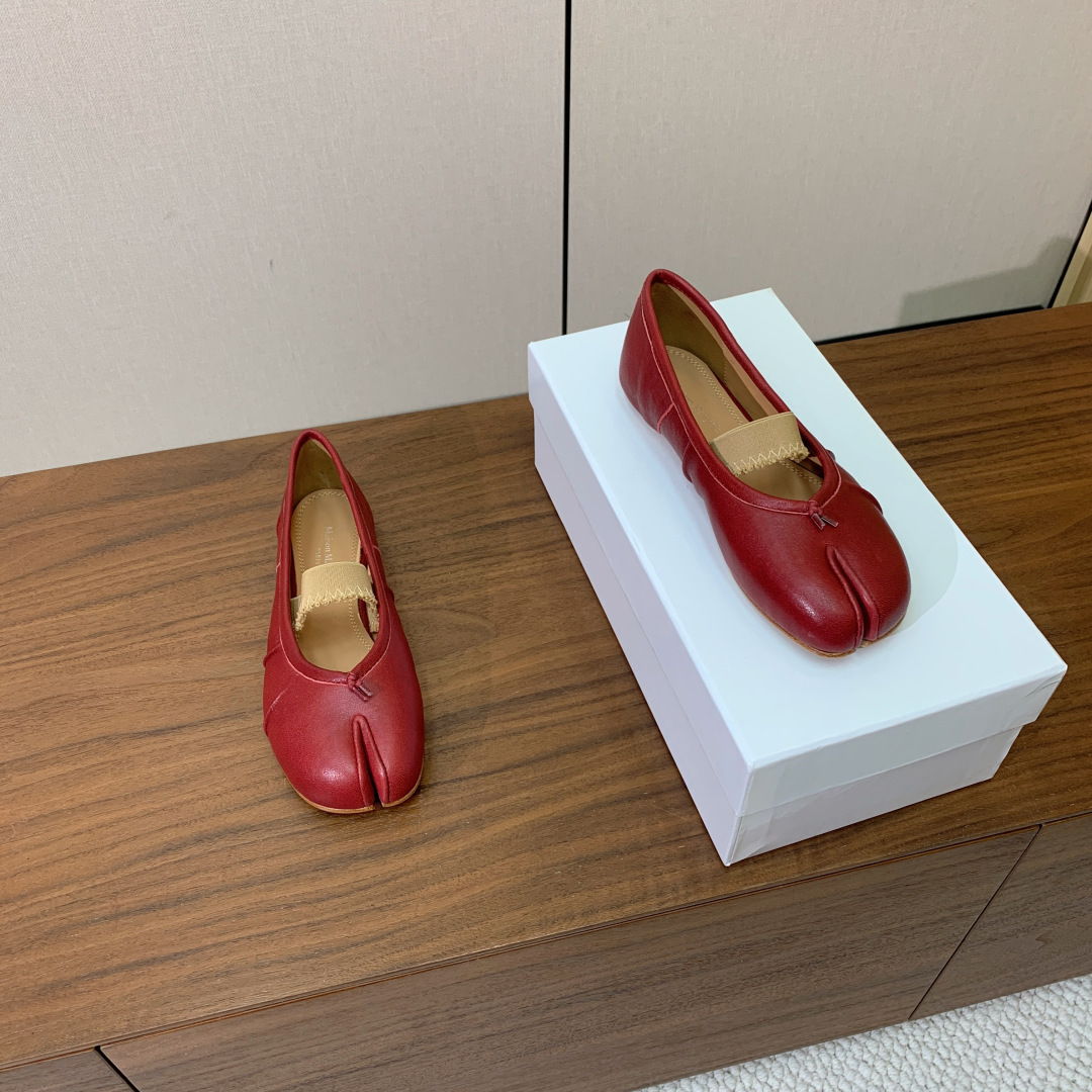 【Maison Margie*a】玛吉拉分趾单鞋。复古韵味，显瘦百搭。鞋面原版植柔羊皮、爆裂皮。羊皮内里