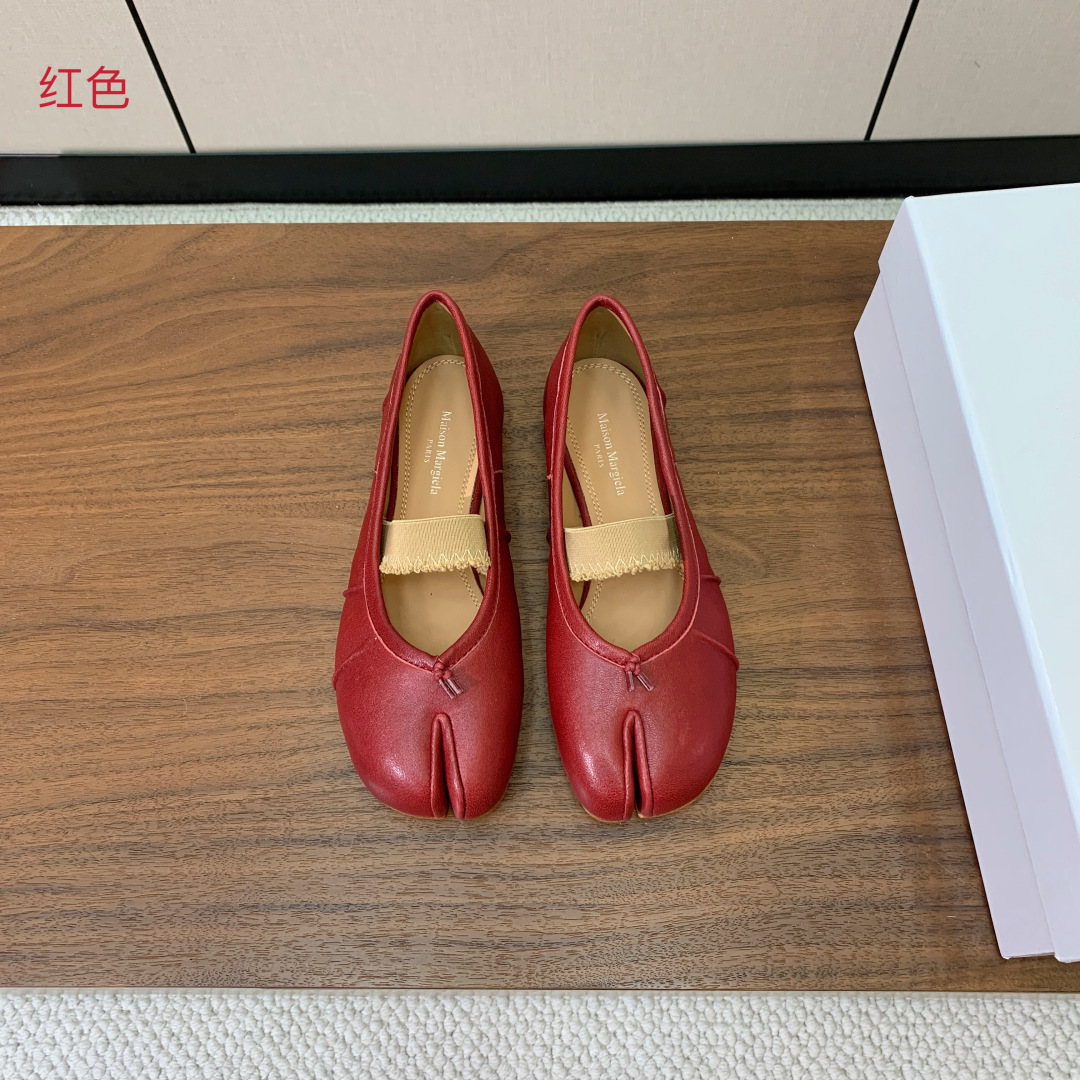 【Maison Margie*a】玛吉拉分趾单鞋。复古韵味，显瘦百搭。鞋面原版植柔羊皮、爆裂皮。羊皮内里