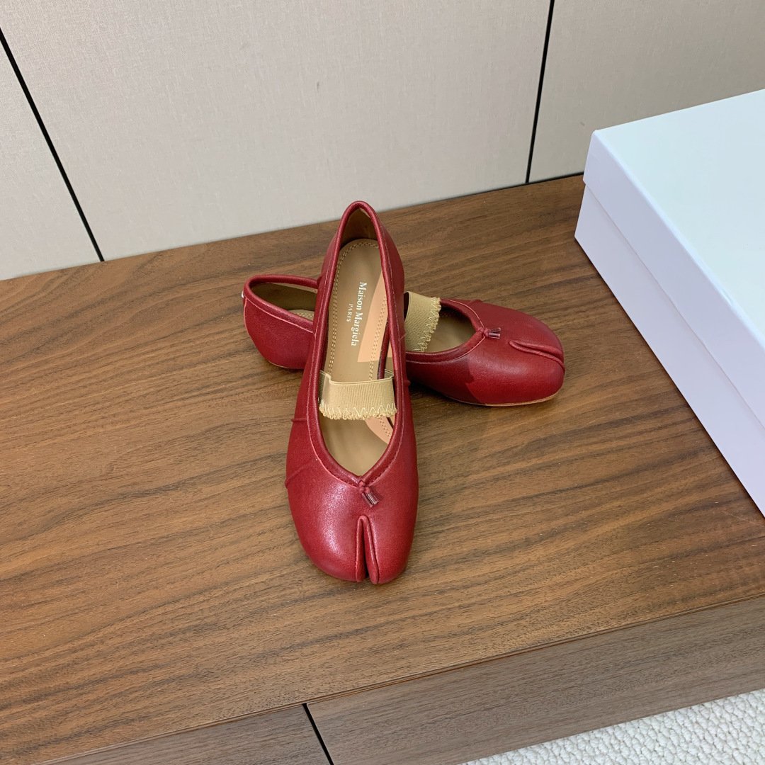 【Maison Margie*a】玛吉拉分趾单鞋。复古韵味，显瘦百搭。鞋面原版植柔羊皮、爆裂皮。羊皮内里