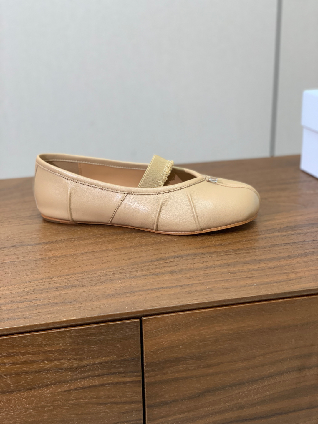 【Maison Margie*a】玛吉拉分趾单鞋。复古韵味，显瘦百搭。鞋面原版植柔羊皮、爆裂皮。羊皮内里