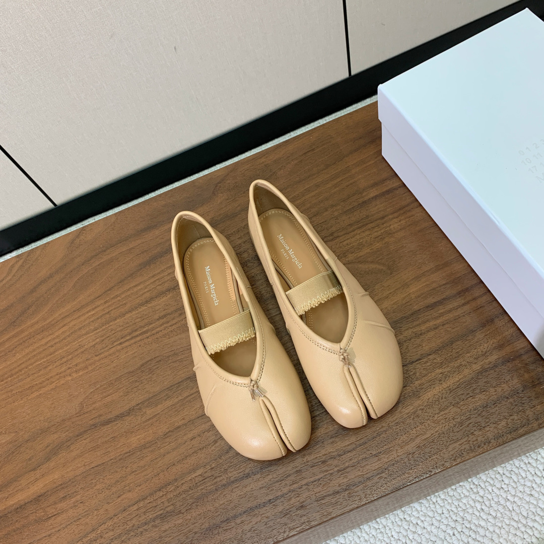 【Maison Margie*a】玛吉拉分趾单鞋。复古韵味，显瘦百搭。鞋面原版植柔羊皮、爆裂皮。羊皮内里