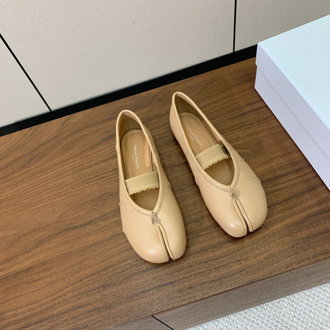 【Maison Margie*a】玛吉拉分趾单鞋。复古韵味，显瘦百搭。鞋面原版植柔羊皮、爆裂皮。羊皮内里