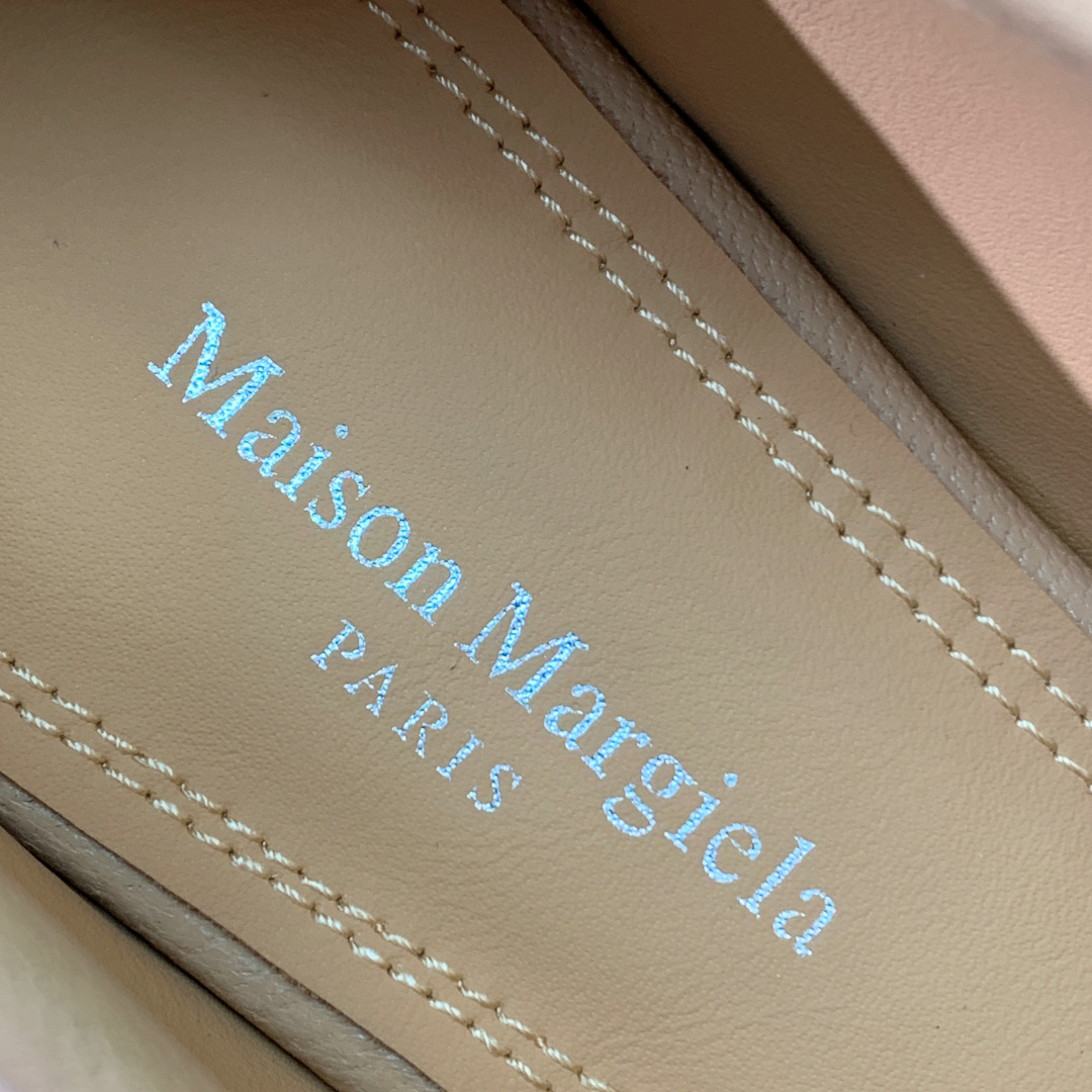 【Maison Margie*a】玛吉拉分趾单鞋。复古韵味，显瘦百搭。鞋面原版植柔羊皮、爆裂皮。羊皮内里