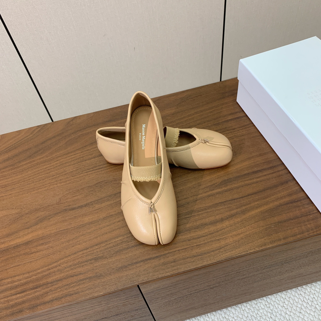【Maison Margie*a】玛吉拉分趾单鞋。复古韵味，显瘦百搭。鞋面原版植柔羊皮、爆裂皮。羊皮内里