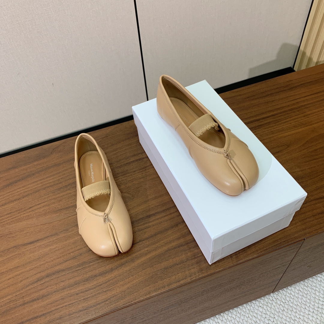 【Maison Margie*a】玛吉拉分趾单鞋。复古韵味，显瘦百搭。鞋面原版植柔羊皮、爆裂皮。羊皮内里