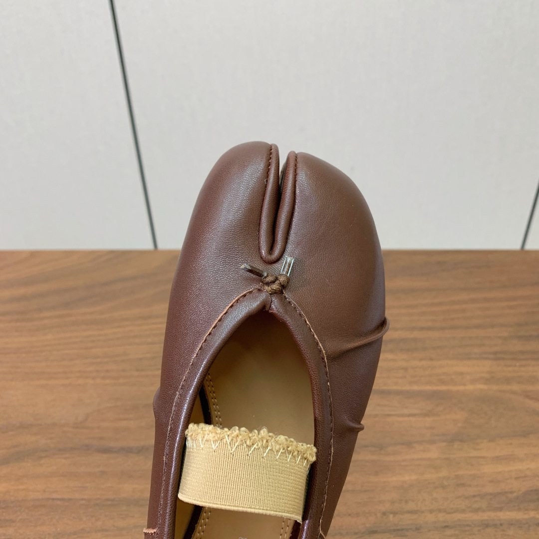 【Maison Margie*a】玛吉拉分趾单鞋。复古韵味，显瘦百搭。鞋面原版植柔羊皮、爆裂皮。羊皮内里