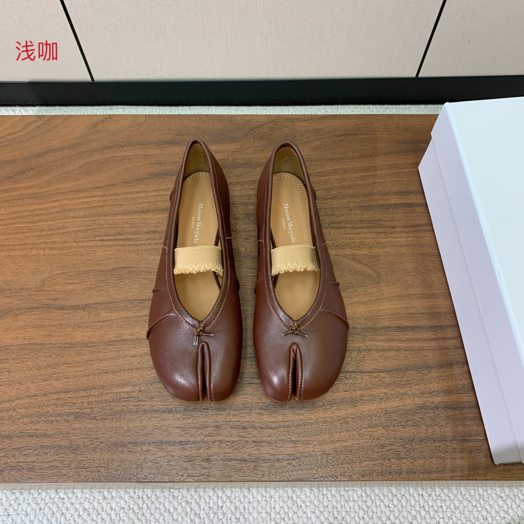 【Maison Margie*a】玛吉拉分趾单鞋。复古韵味，显瘦百搭。鞋面原版植柔羊皮、爆裂皮。羊皮内里