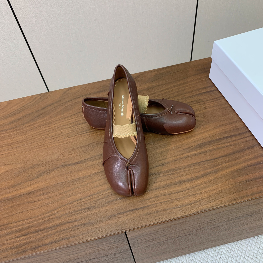 【Maison Margie*a】玛吉拉分趾单鞋。复古韵味，显瘦百搭。鞋面原版植柔羊皮、爆裂皮。羊皮内里