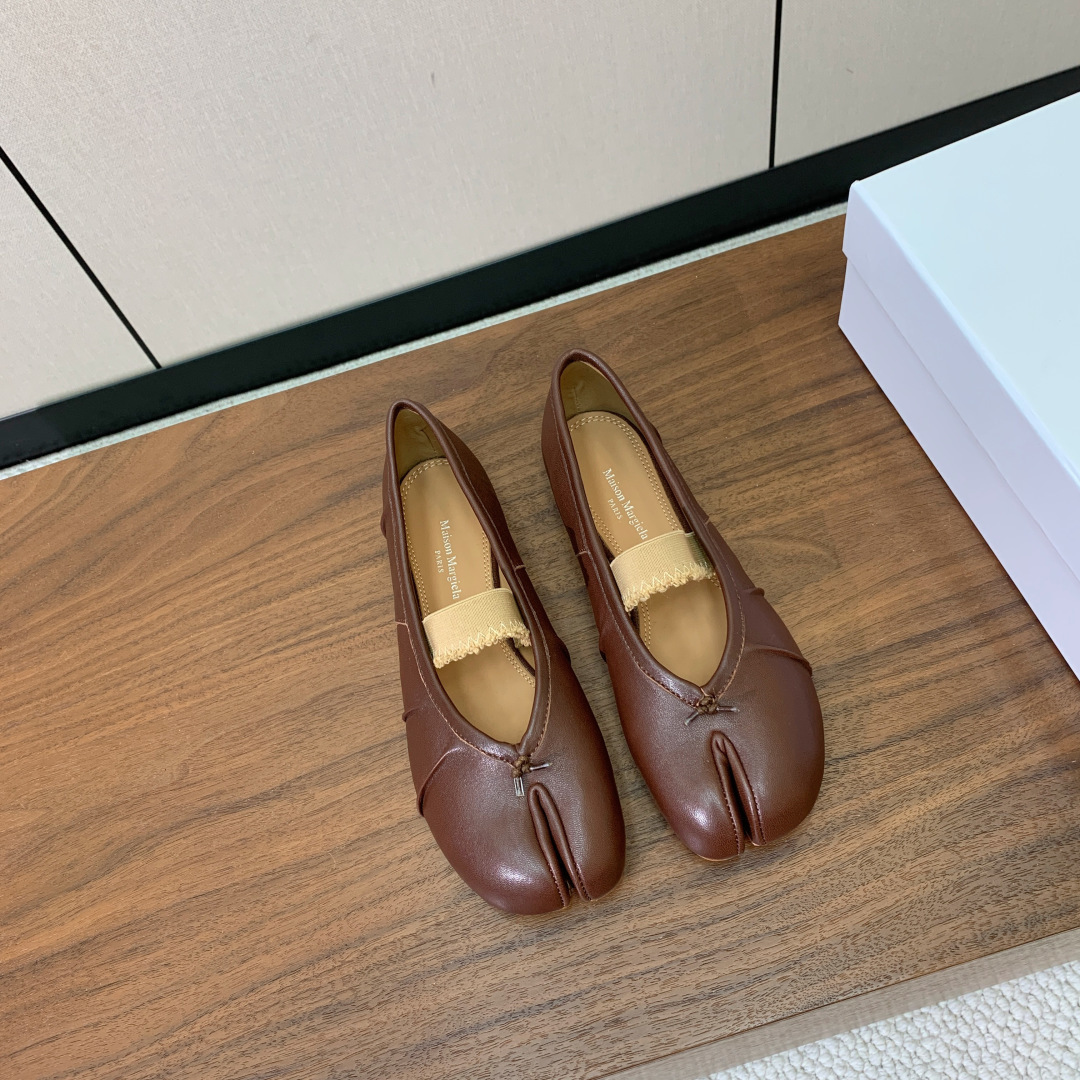 【Maison Margie*a】玛吉拉分趾单鞋。复古韵味，显瘦百搭。鞋面原版植柔羊皮、爆裂皮。羊皮内里