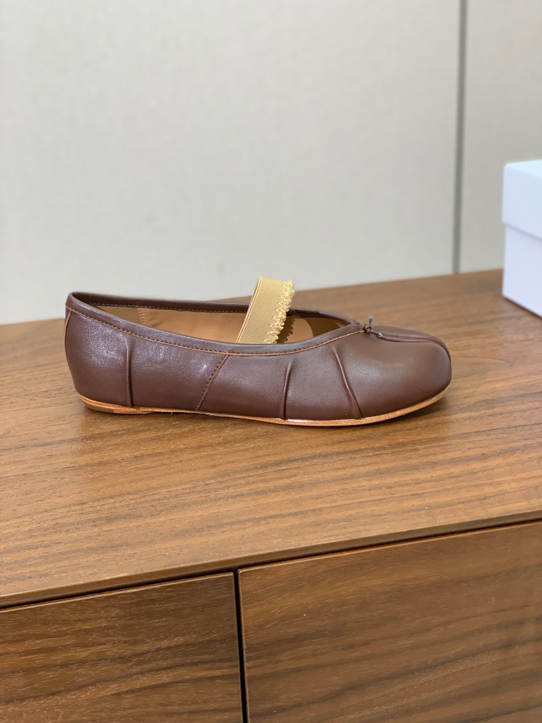【Maison Margie*a】玛吉拉分趾单鞋。复古韵味，显瘦百搭。鞋面原版植柔羊皮、爆裂皮。羊皮内里