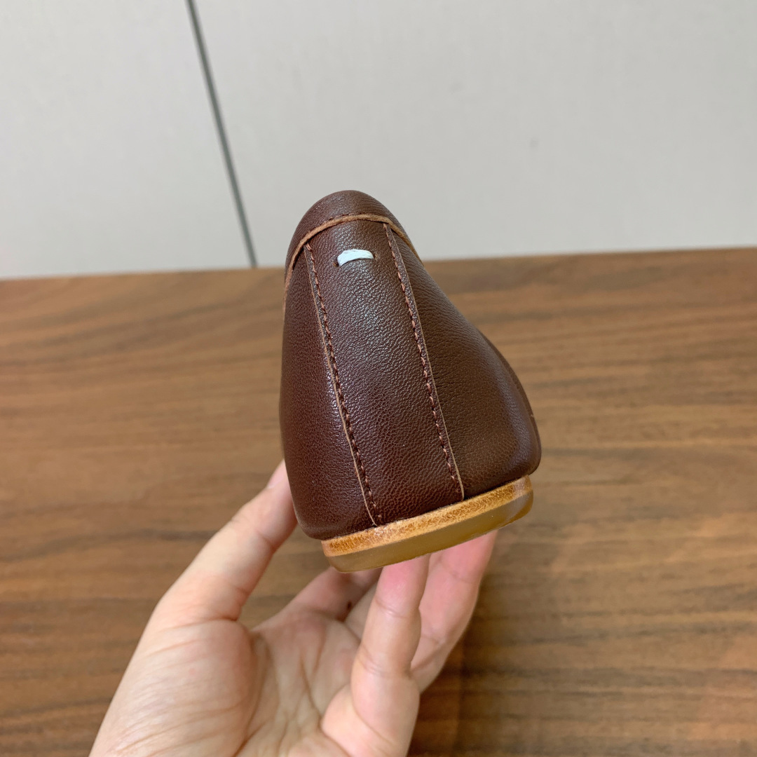 【Maison Margie*a】玛吉拉分趾单鞋。复古韵味，显瘦百搭。鞋面原版植柔羊皮、爆裂皮。羊皮内里