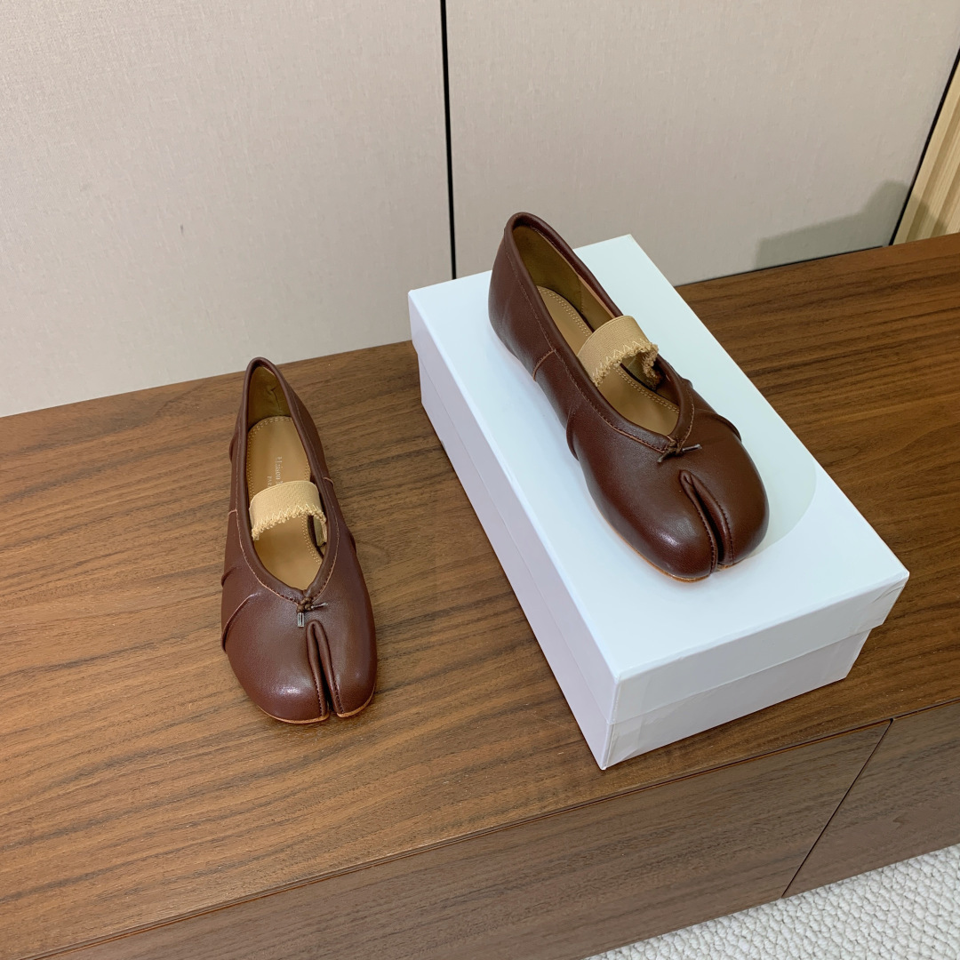 【Maison Margie*a】玛吉拉分趾单鞋。复古韵味，显瘦百搭。鞋面原版植柔羊皮、爆裂皮。羊皮内里