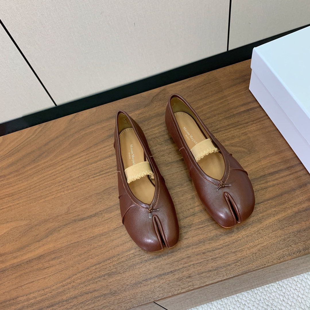 【Maison Margie*a】玛吉拉分趾单鞋。复古韵味，显瘦百搭。鞋面原版植柔羊皮、爆裂皮。羊皮内里